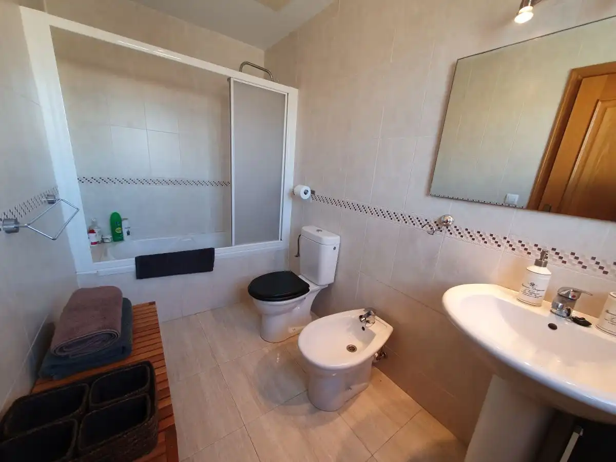 Badezimmer von Einfamilien-Reihenhaus zum Verkauf in Mont-roig del Camp mit Klimaanlage, Heizung und Privatgarten