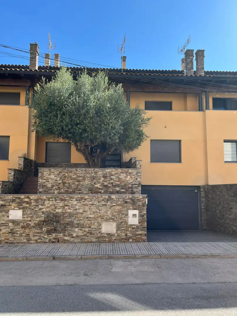 Vista exterior de Casa adosada en venta en Solsona con Aire acondicionado, Jardín privado y Terraza