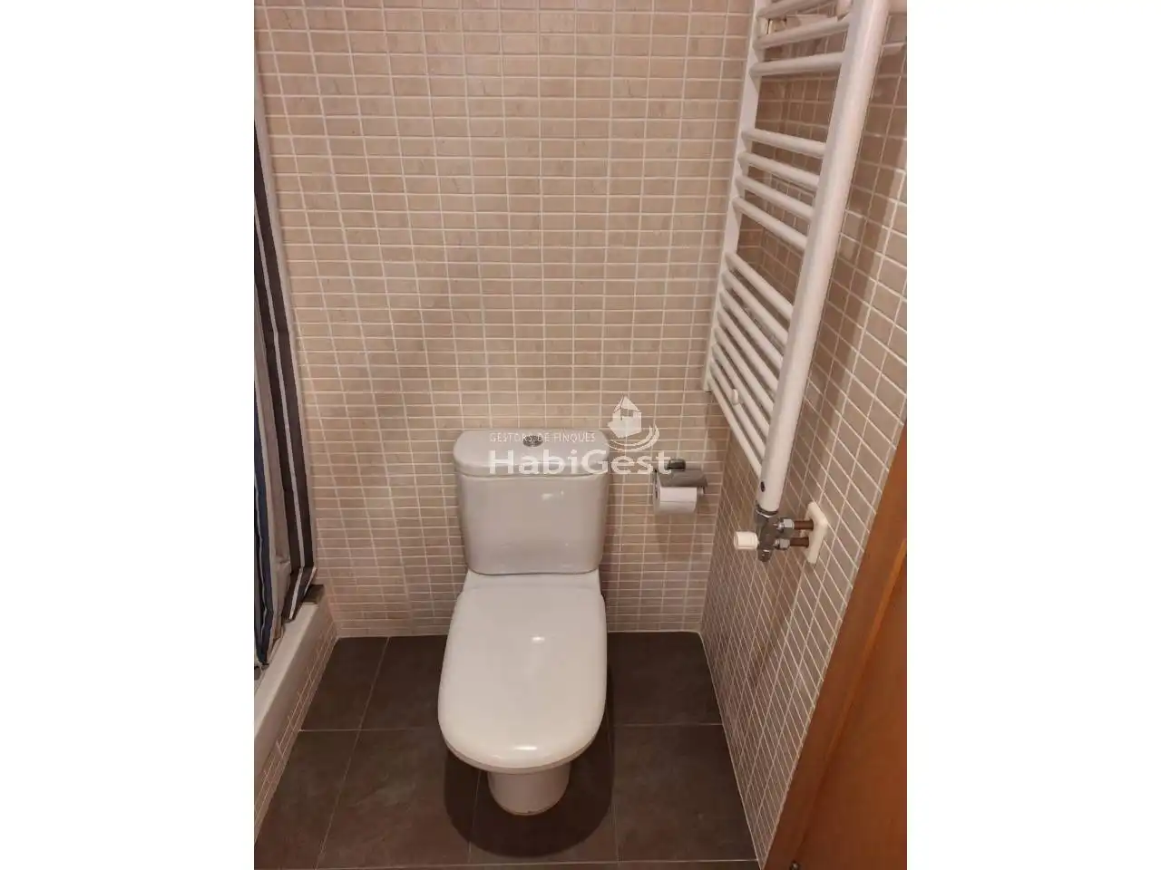 Badezimmer von Wohnung zur Miete in Girona mit Klimaanlage, Heizung und Parkett