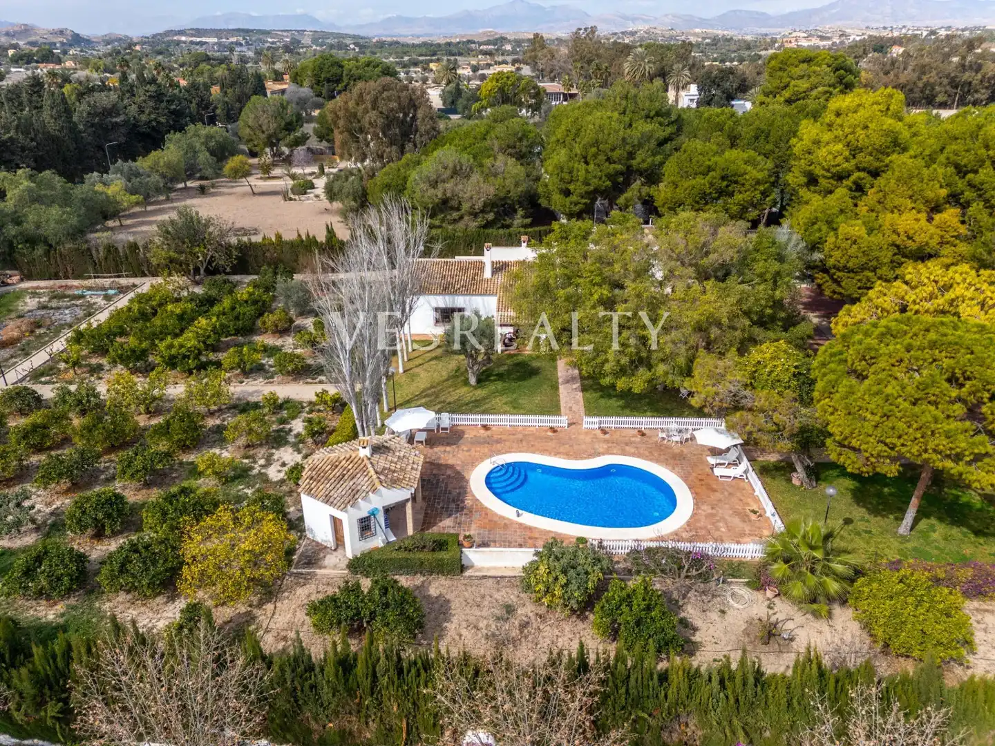 Vista exterior de Casa o xalet en venda en Alicante / Alacant amb Calefacció, Jardí privat i Terrassa