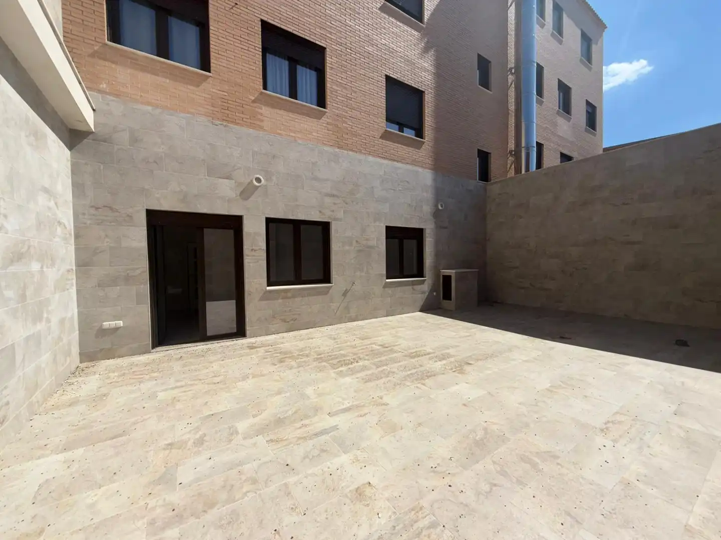 Vista exterior de Planta baixa en venda en Tomelloso amb Aire condicionat, Calefacció i Jardí privat