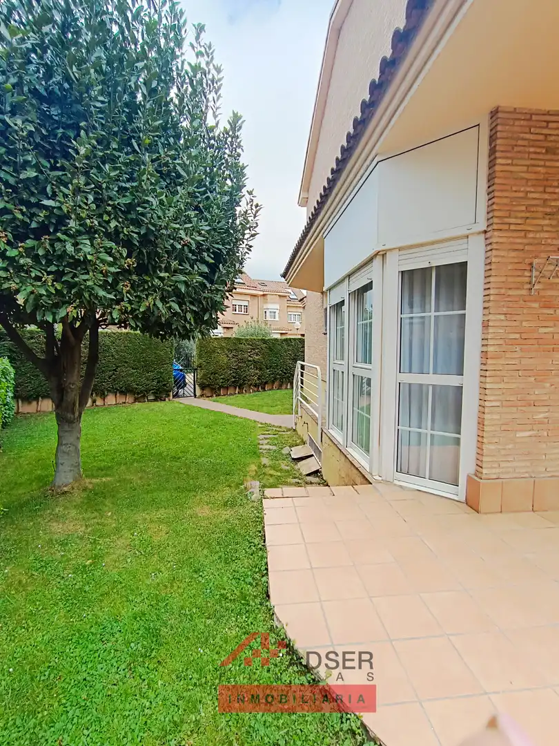 Jardí de Casa o xalet en venda en  Logroño amb Aire condicionat, Calefacció i Jardí privat