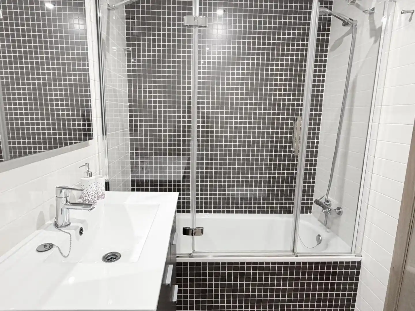 Bathroom of Flat for sale in Sanxenxo  with Air Conditioner and Heating