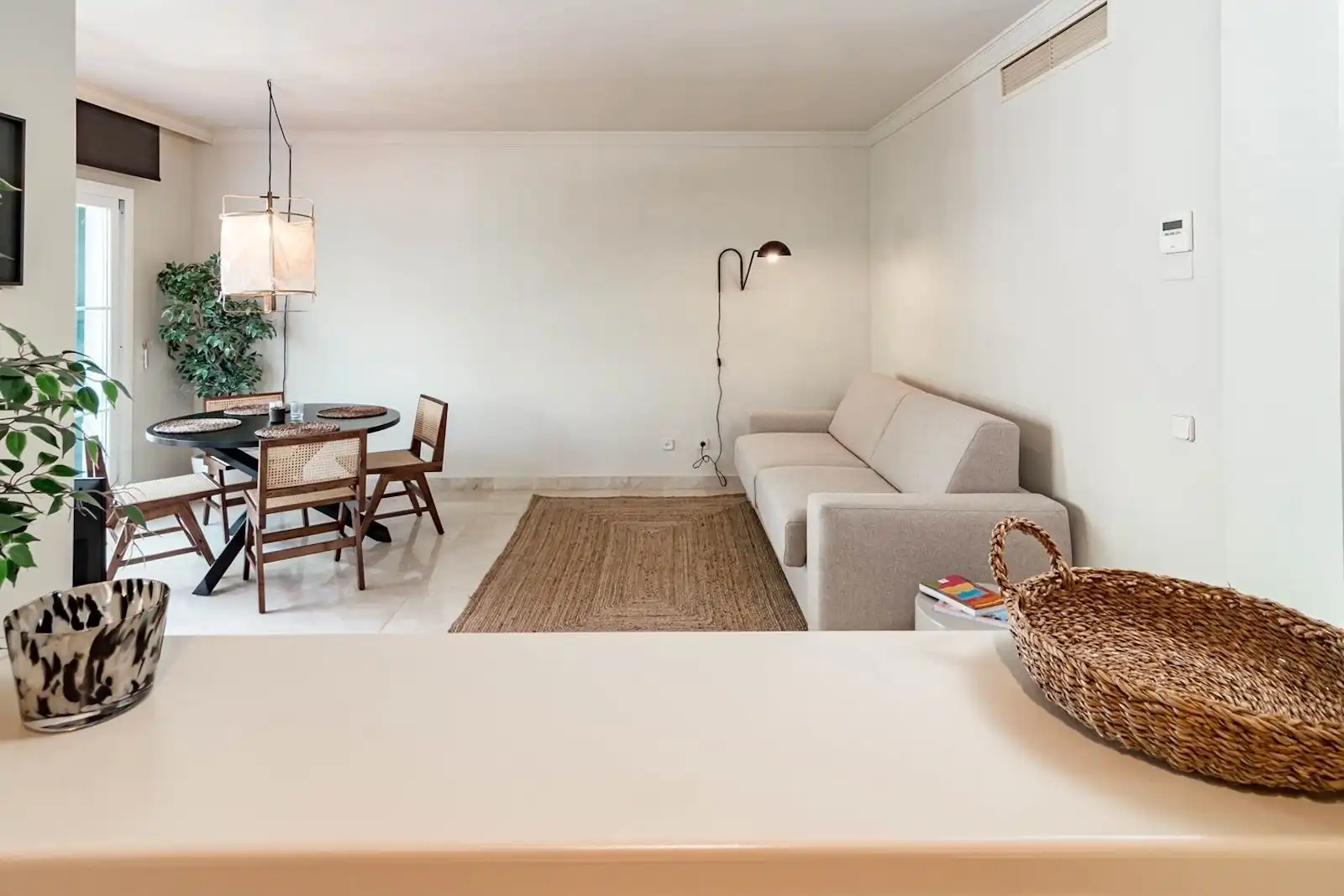 Sala de estar de Ático en venta en Marbella con Aire acondicionado, Amueblado y Piscina comunitaria