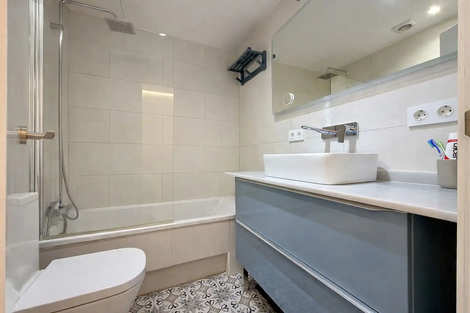 Baño de Piso en venta en Barcelona con Calefacción, Balcón y Domótica