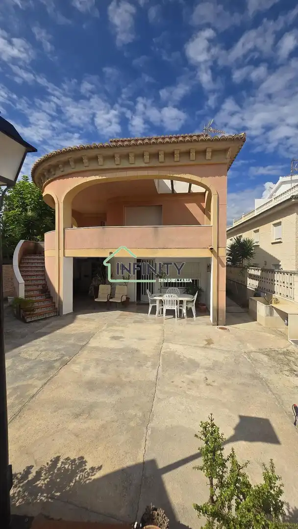 Vista exterior de Casa o xalet en venda en Oliva amb Aire condicionat, Terrassa i Traster
