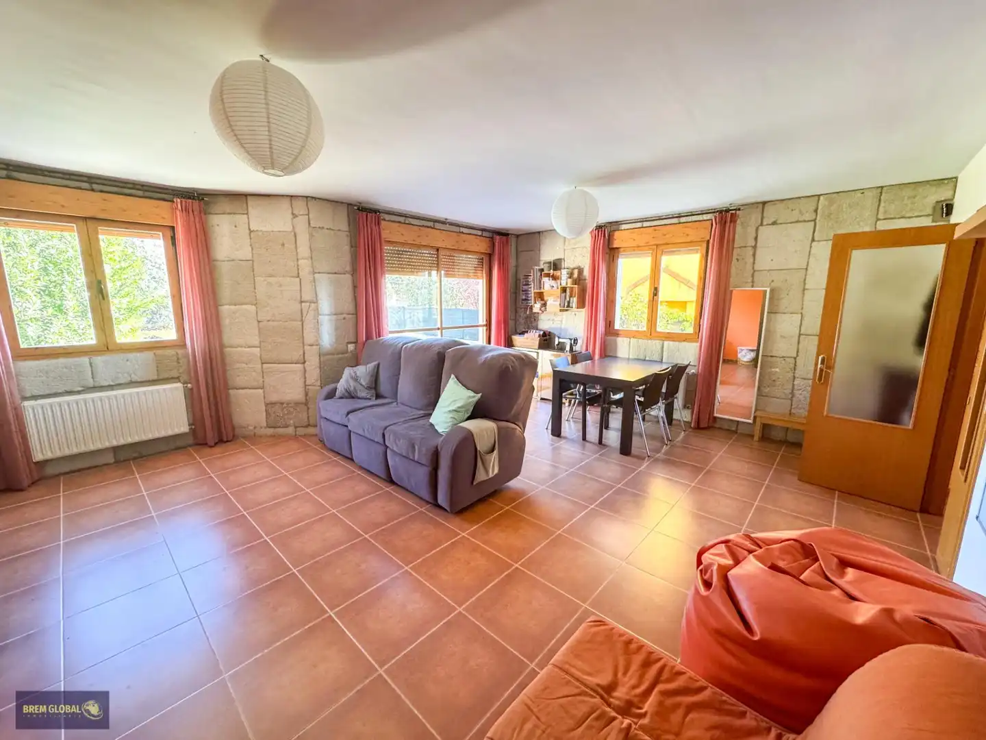 Sala de estar de Casa adosada en venta en Lozoyuela-Navas-Sieteiglesias con Calefacción, Jardín privado y Terraza