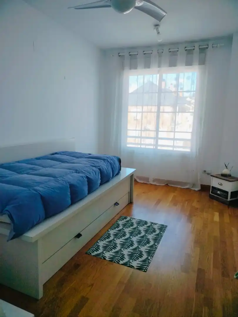 Habitación de Casa adosada en venta en Moraleja de Enmedio con Aire acondicionado, Calefacción y Jardín privado