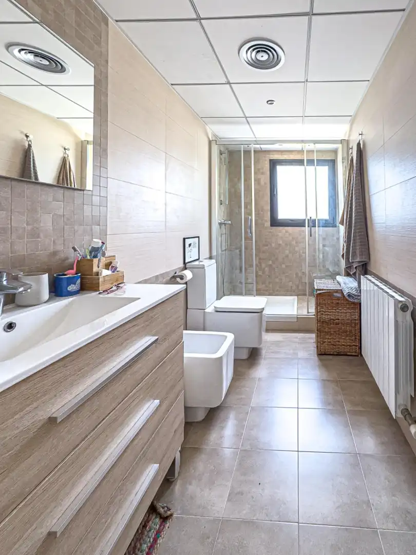 Baño de Casa adosada en venta en Sant Pere de Ribes con Aire acondicionado, Calefacción y Parquet
