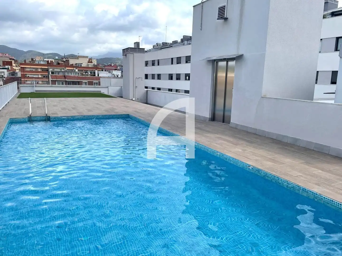 Piscina de Piso en venta en Terrassa con Aire acondicionado, Calefacción y Terraza