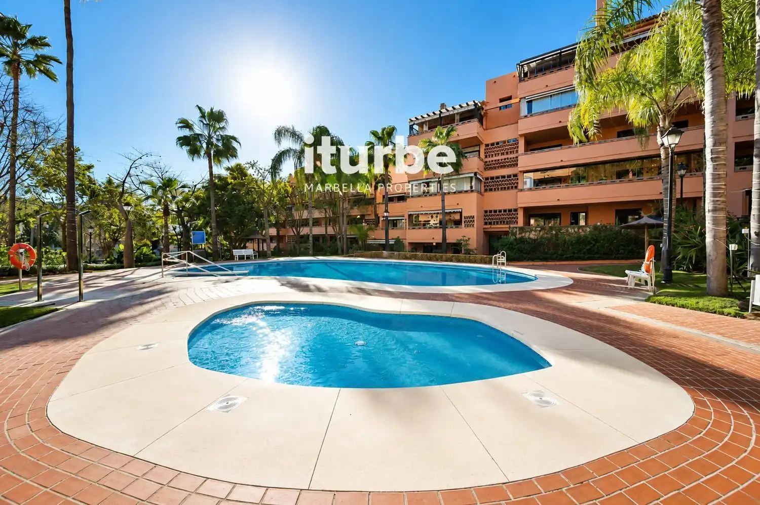Vista exterior de Piso de alquiler en Marbella con Aire acondicionado, Terraza y Piscina