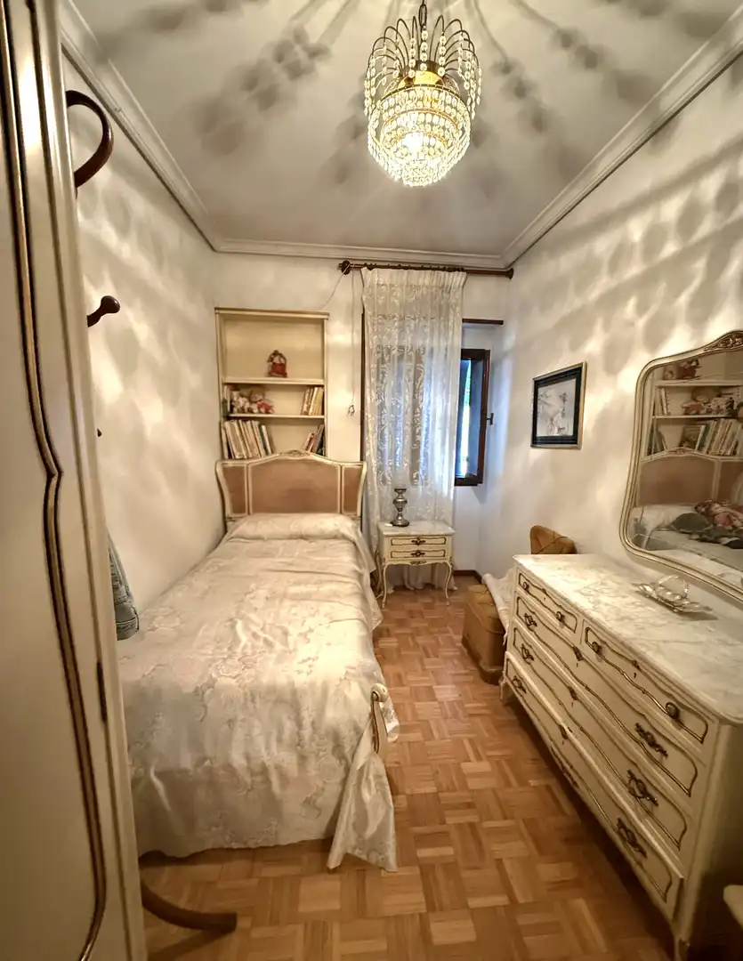 Dormitori de Pis en venda en Aguilar de Campoo amb Parquet, Terrassa i Moblat