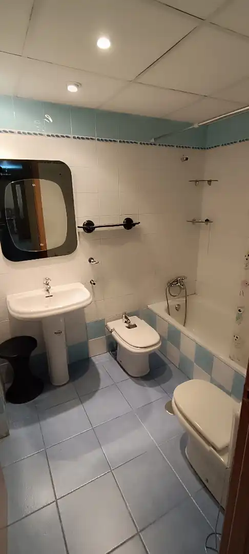 Badezimmer von Wohnungen zur Miete in Badajoz mit Klimaanlage, Heizung und Parkett