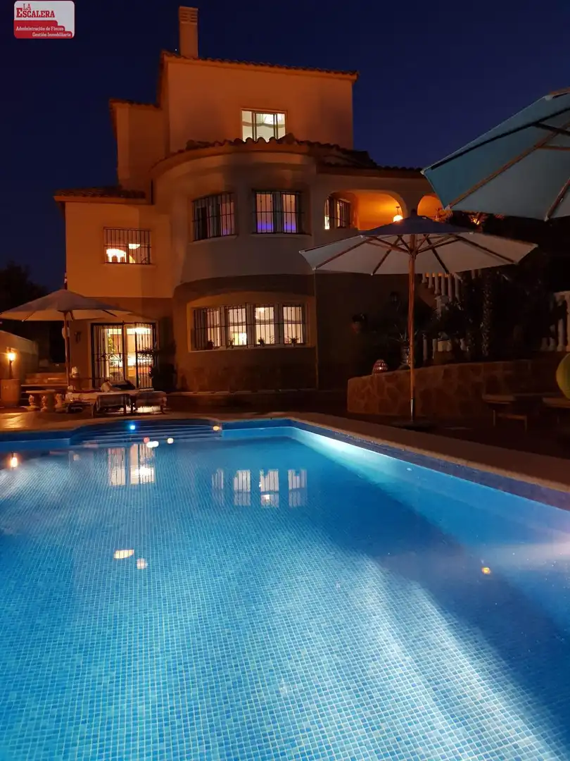 Piscina de Casa o chalet en venta en Castalla con Aire acondicionado, Calefacción y Jardín privado