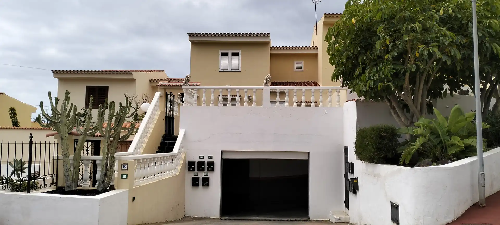 Vista exterior de Casa adosada en venda en El Rosario amb Terrassa, Traster i Piscina