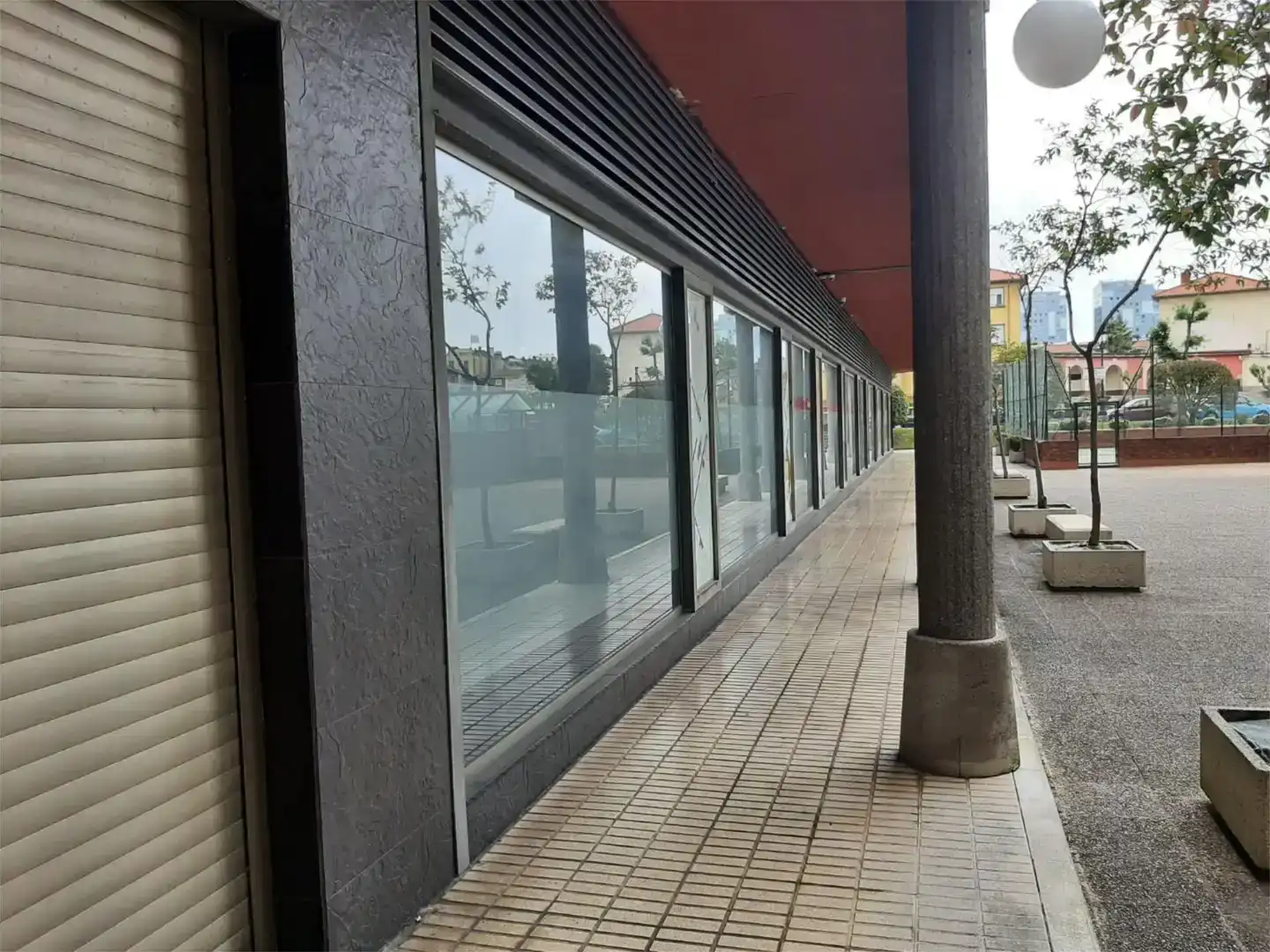 Vista exterior de Local de lloguer en Oviedo  amb Aire condicionat