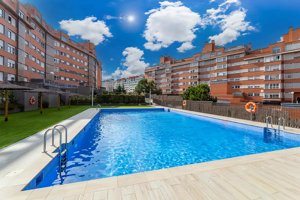 Piscina de Piso en venta en Madrid con Aire acondicionado, Trastero y Piscina comunitaria