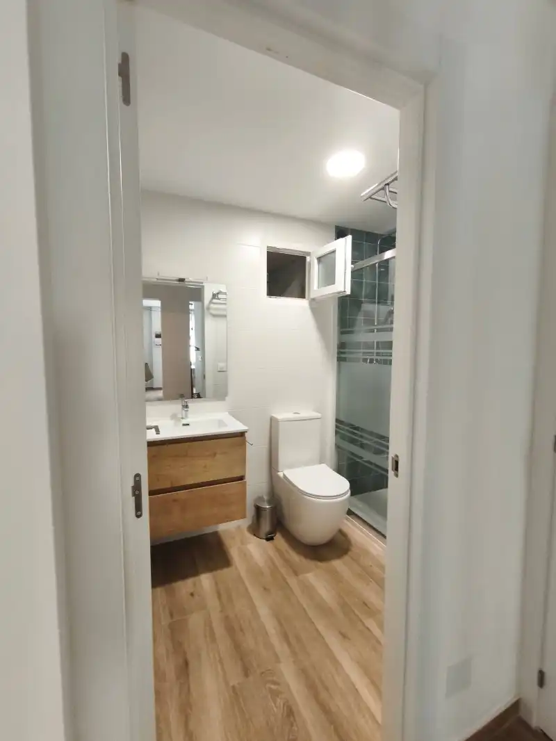 Badezimmer von Erdgeschoss zum Verkauf in Santander mit Privatgarten, Parkett und Möbliert