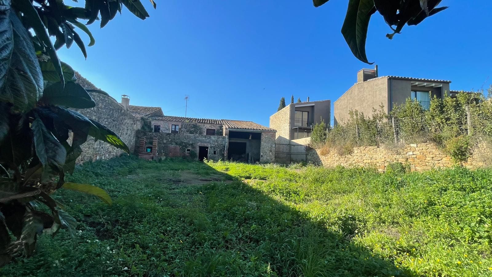 Country house zum verkauf in Saus, Camallera i Llampaies mit Privatgarten und Terrasse