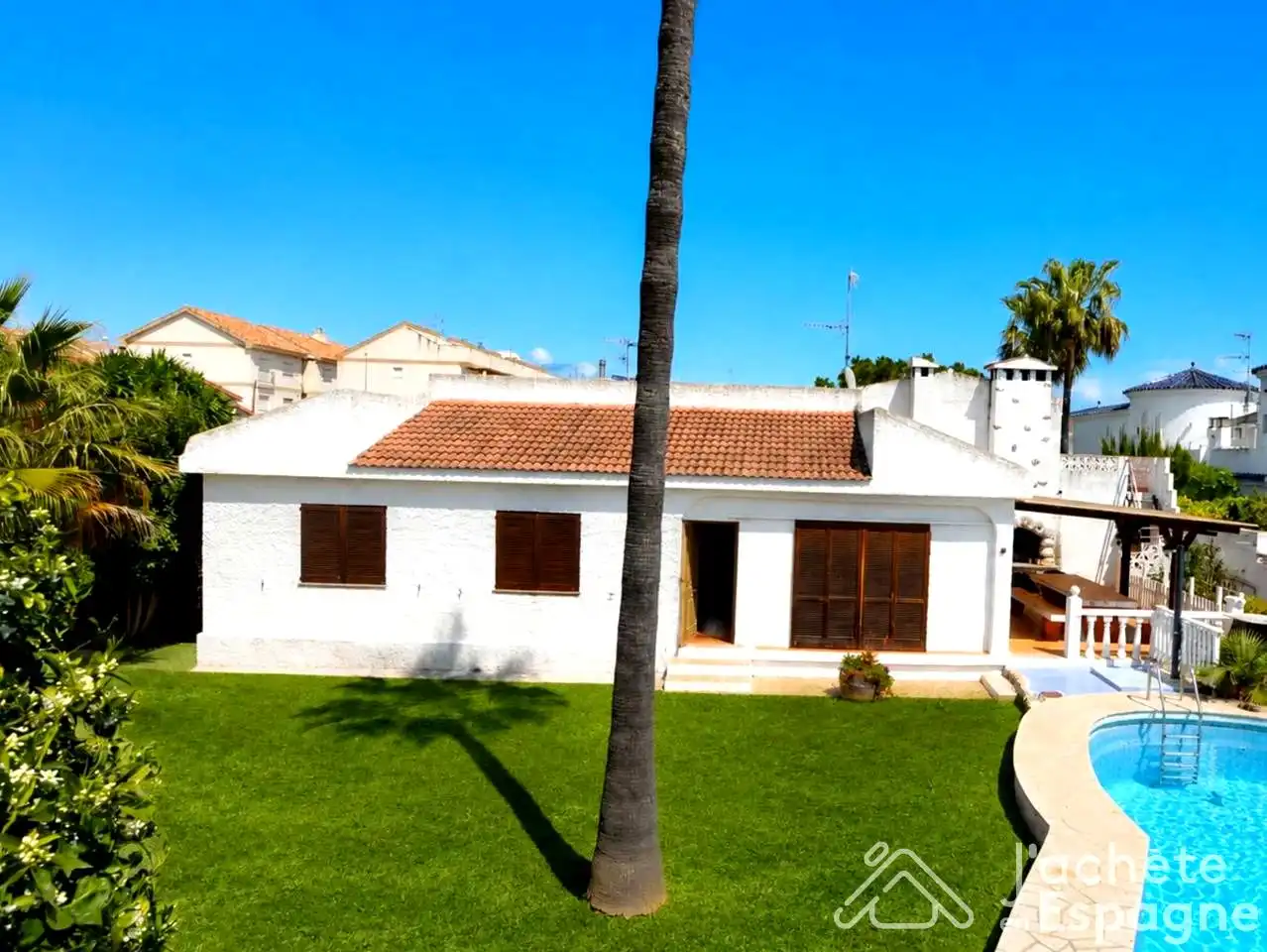 Vista exterior de Casa o xalet en venda en Vinaròs amb Aire condicionat, Calefacció i Jardí privat