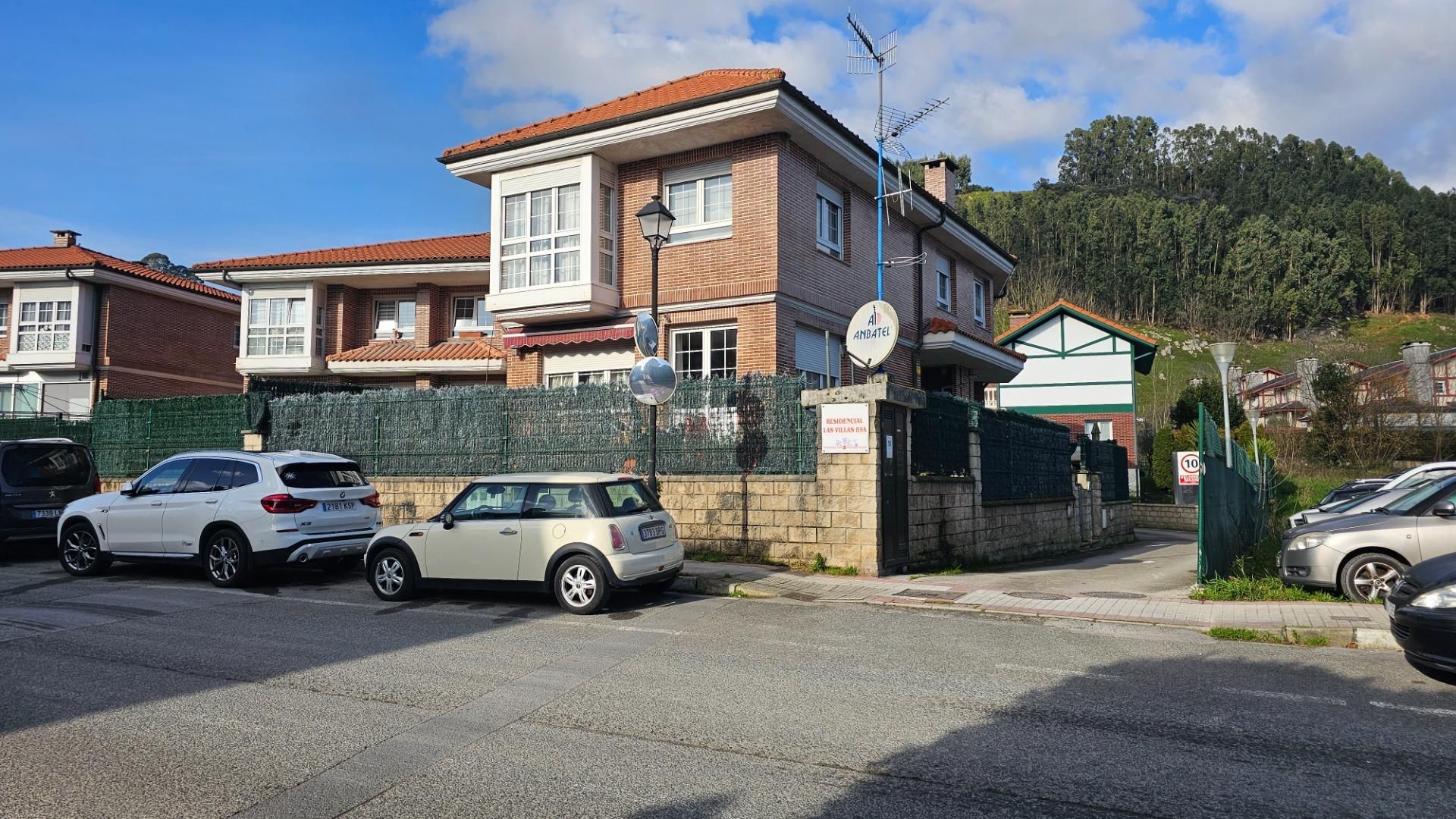 Vista exterior de Casa adosada en venda en Castro-Urdiales amb Calefacció, Jardí privat i Terrassa