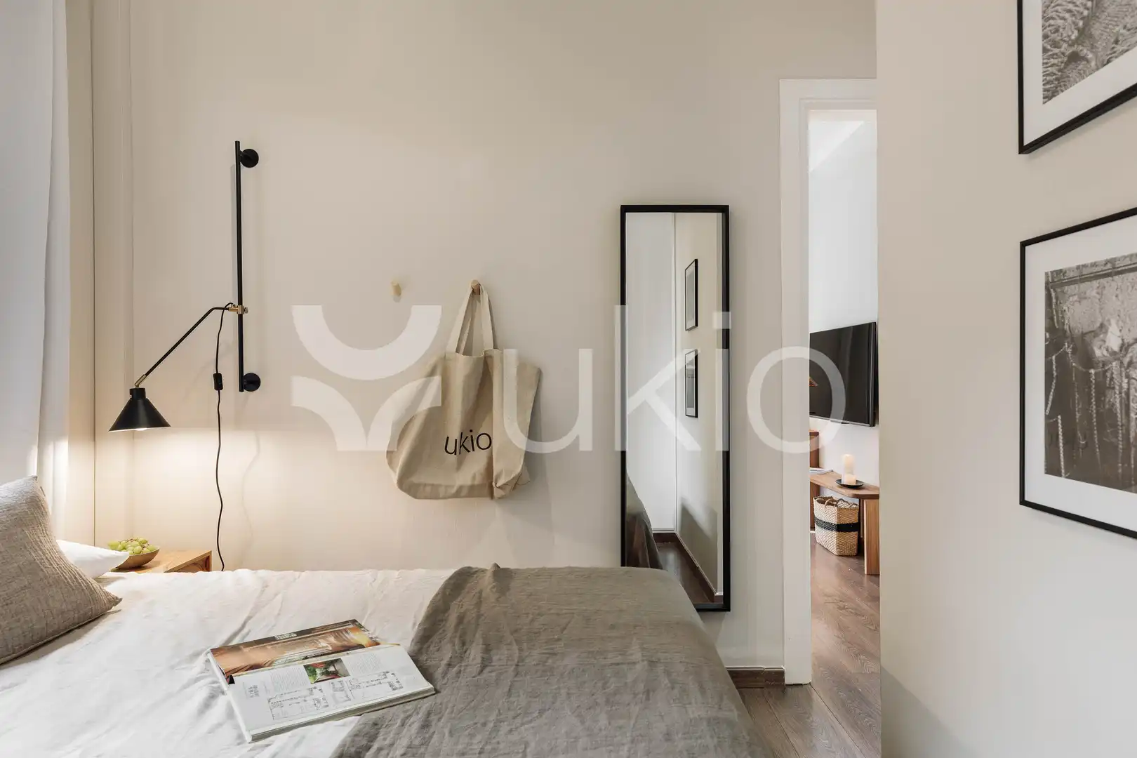 Dormitori de Apartament de lloguer en Barcelona amb Aire condicionat, Calefacció i Moblat