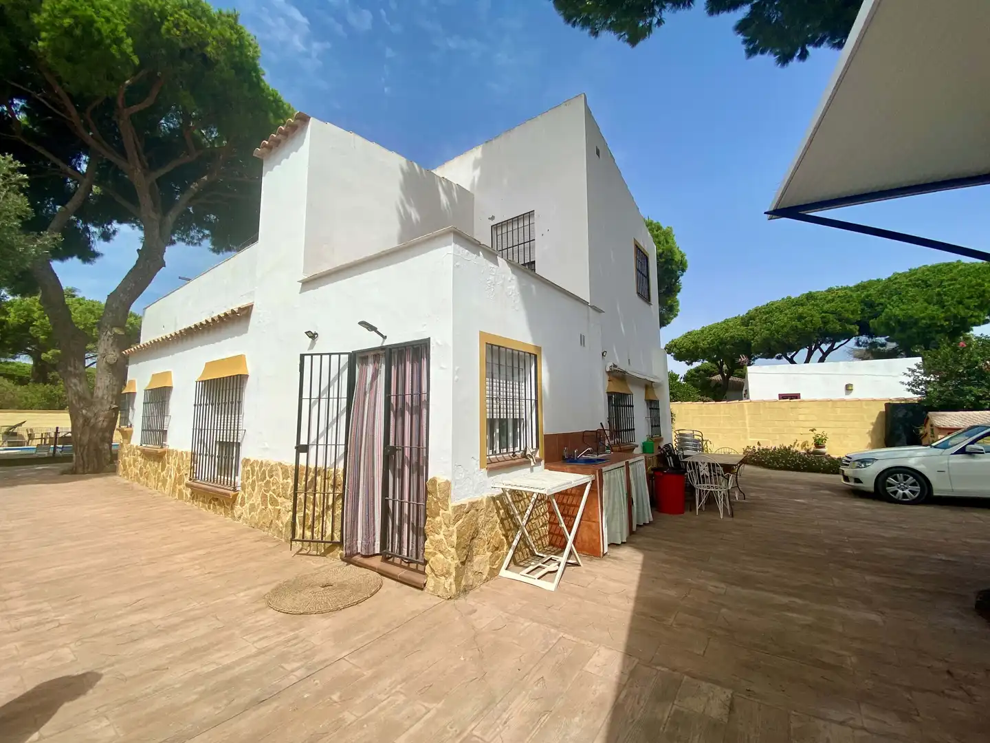 Vista exterior de Casa o xalet en venda en Chiclana de la Frontera amb Piscina