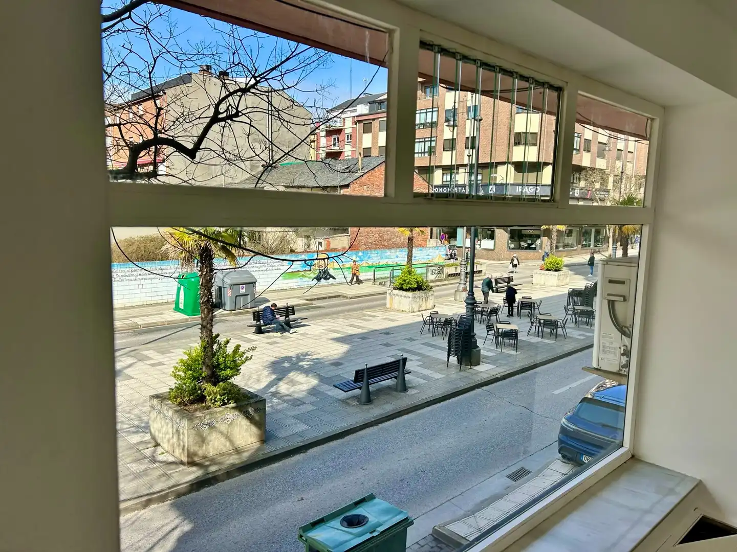 Vista exterior de Local en venda en Ponferrada amb Aire condicionat
