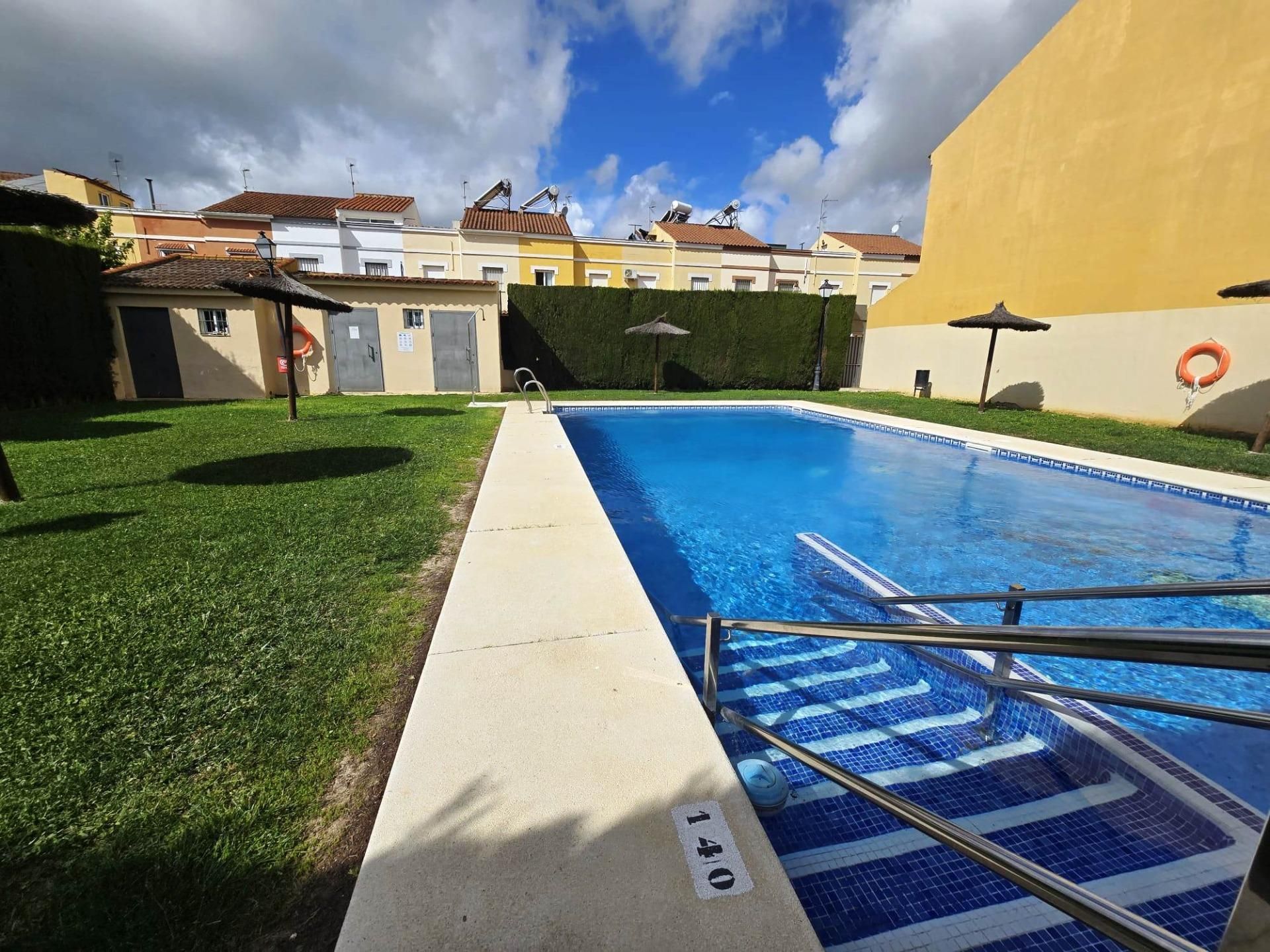 Piscina de Casa adosada en venda en Bormujos amb Aire condicionat, Jardí privat i Traster