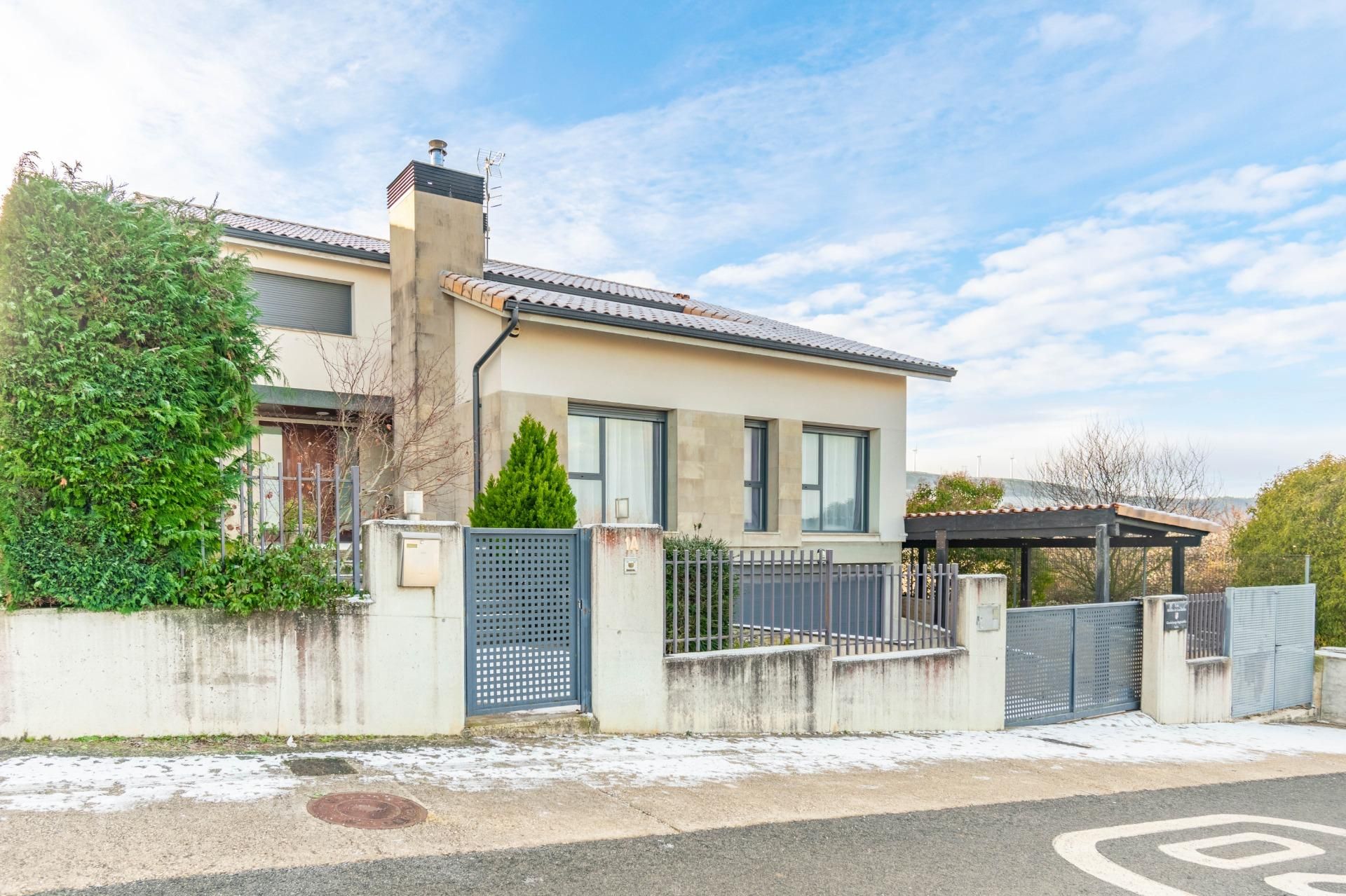 Exterior view of House or chalet for sale in Cizur  with Heating, Parquet flooring and Swimming Pool