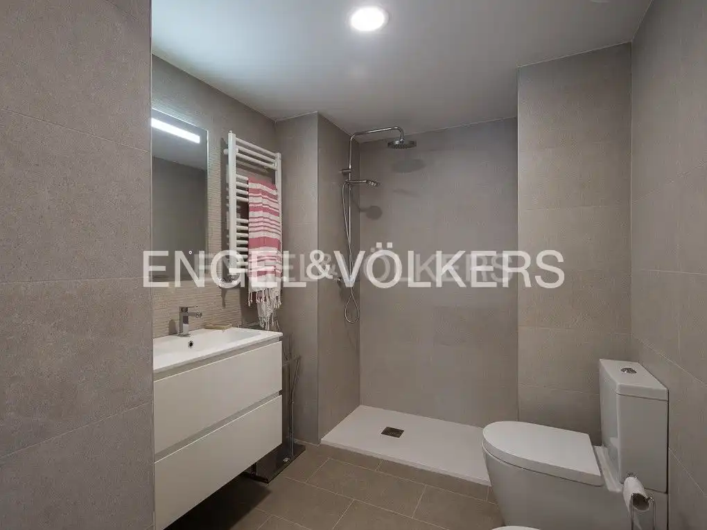 Badezimmer von Wohnung zur Miete in Valencia mit Klimaanlage, Heizung und Parkett
