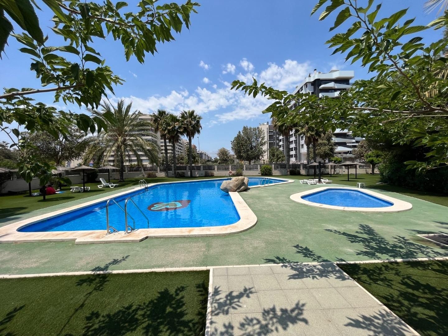 Piscina de Apartament en venda en Alicante / Alacant amb Aire condicionat, Calefacció i Jardí privat