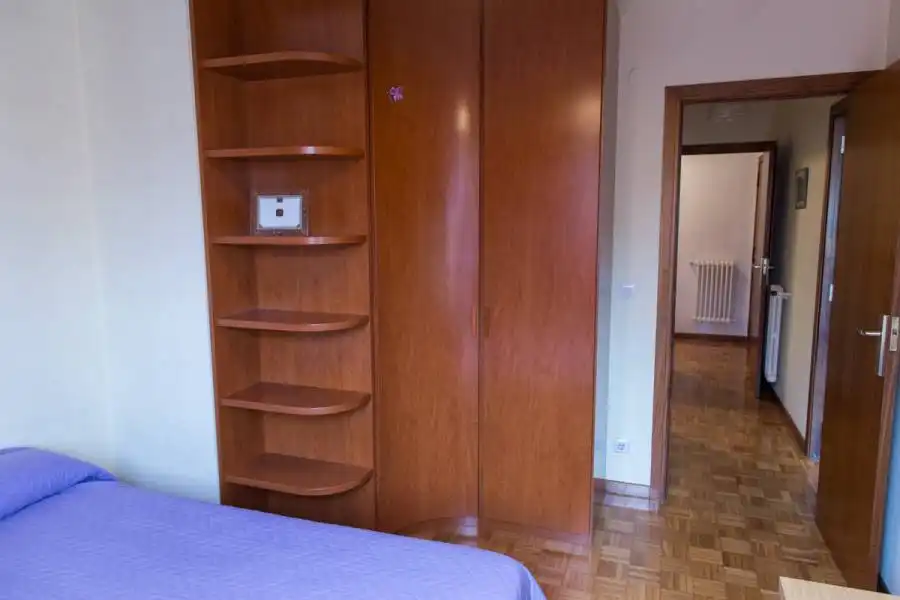 Habitación de Piso en venta en  Pamplona / Iruña con Calefacción, Parquet y Amueblado
