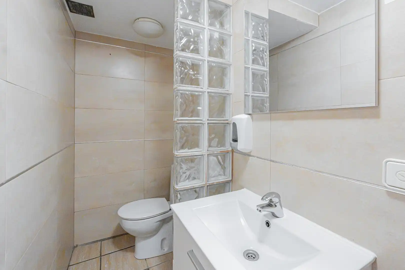 Badezimmer von Geschaftsraum zum Verkauf in Calvià mit Klimaanlage, Terrasse und Möbliert