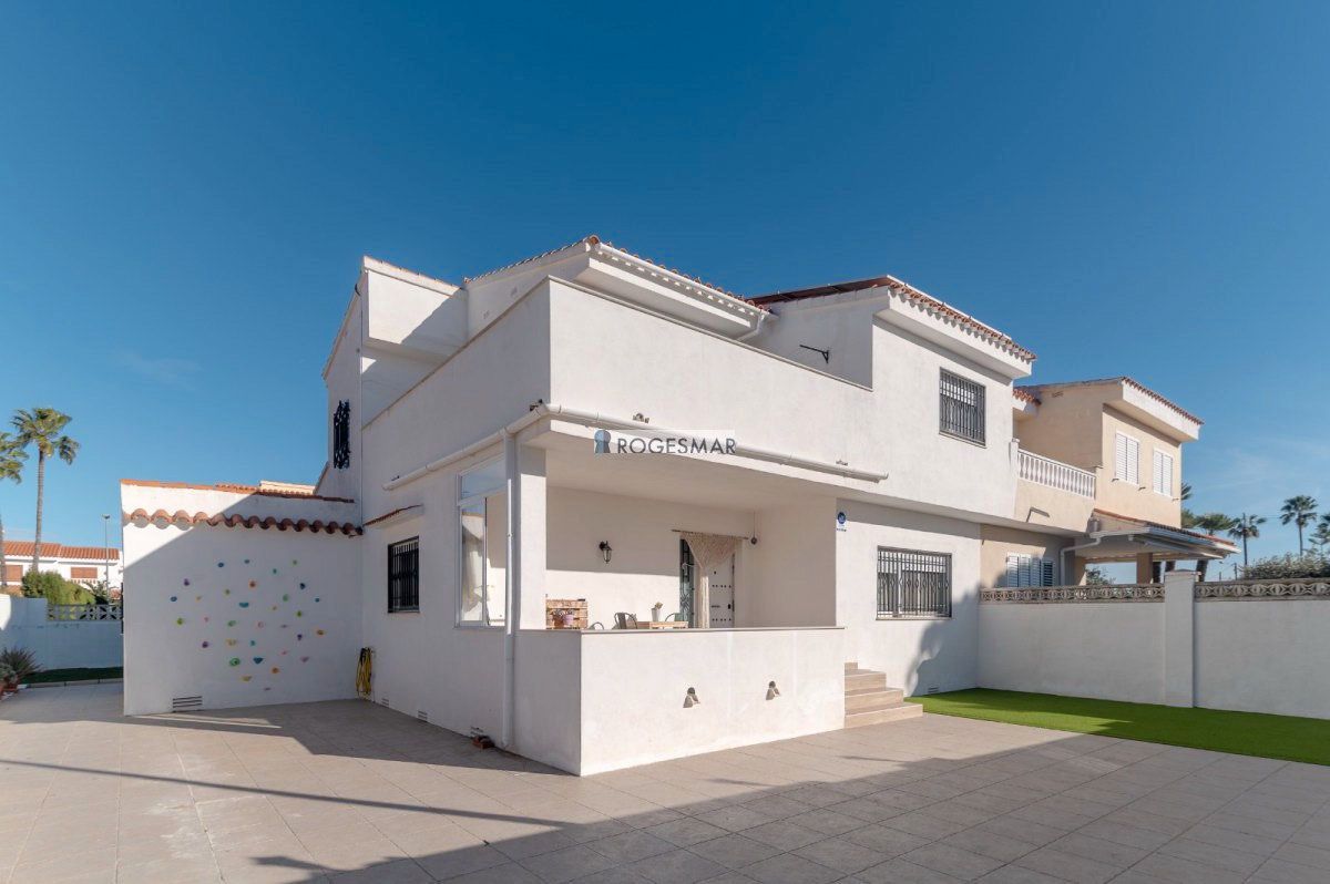 Vista exterior de Casa adosada en venda en Benicasim / Benicàssim amb Aire condicionat, Jardí privat i Terrassa