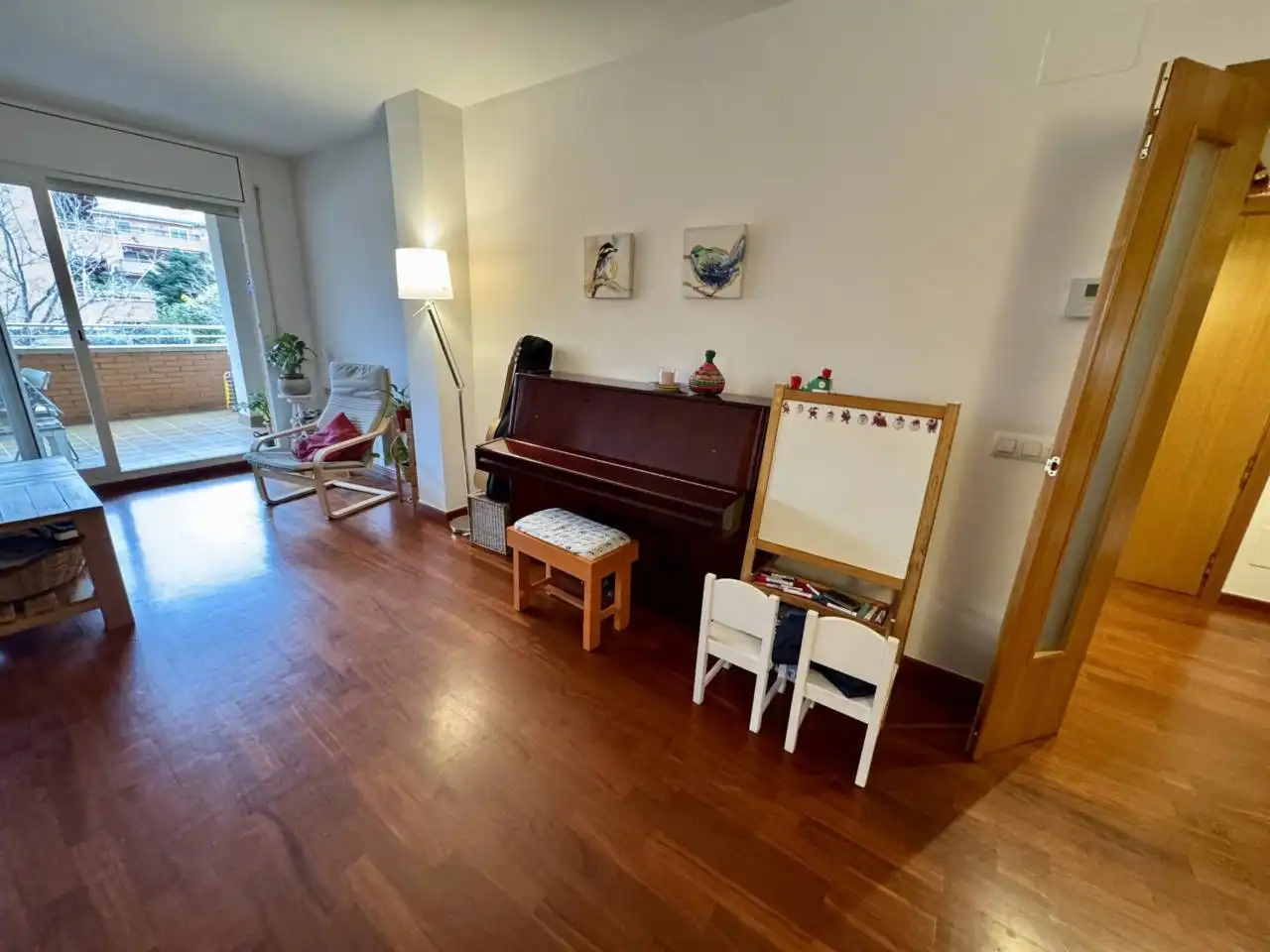 Sala d'estar de Pis en venda en Cerdanyola del Vallès amb Parquet, Terrassa i Piscina comunitària