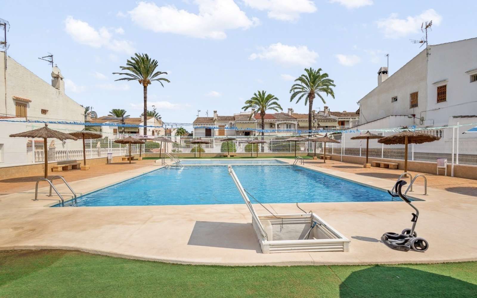 Piscina de Apartament per a compartir en Santa Pola amb Aire condicionat i Terrassa