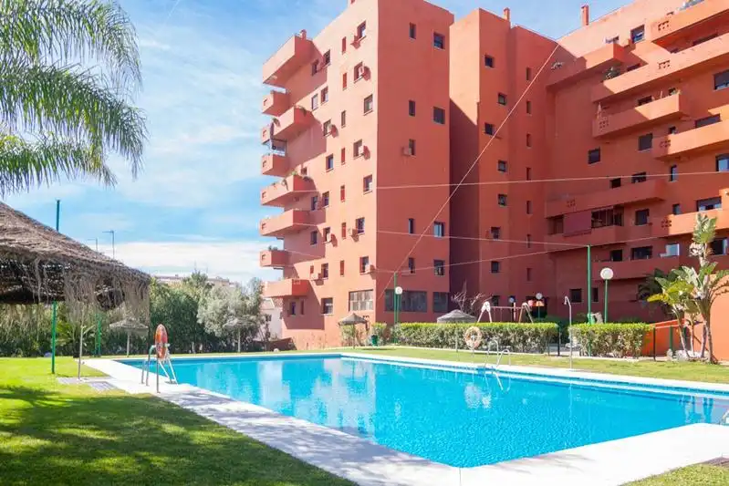 Piscina de Pis en venda en Estepona amb Aire condicionat, Calefacció i Jardí privat