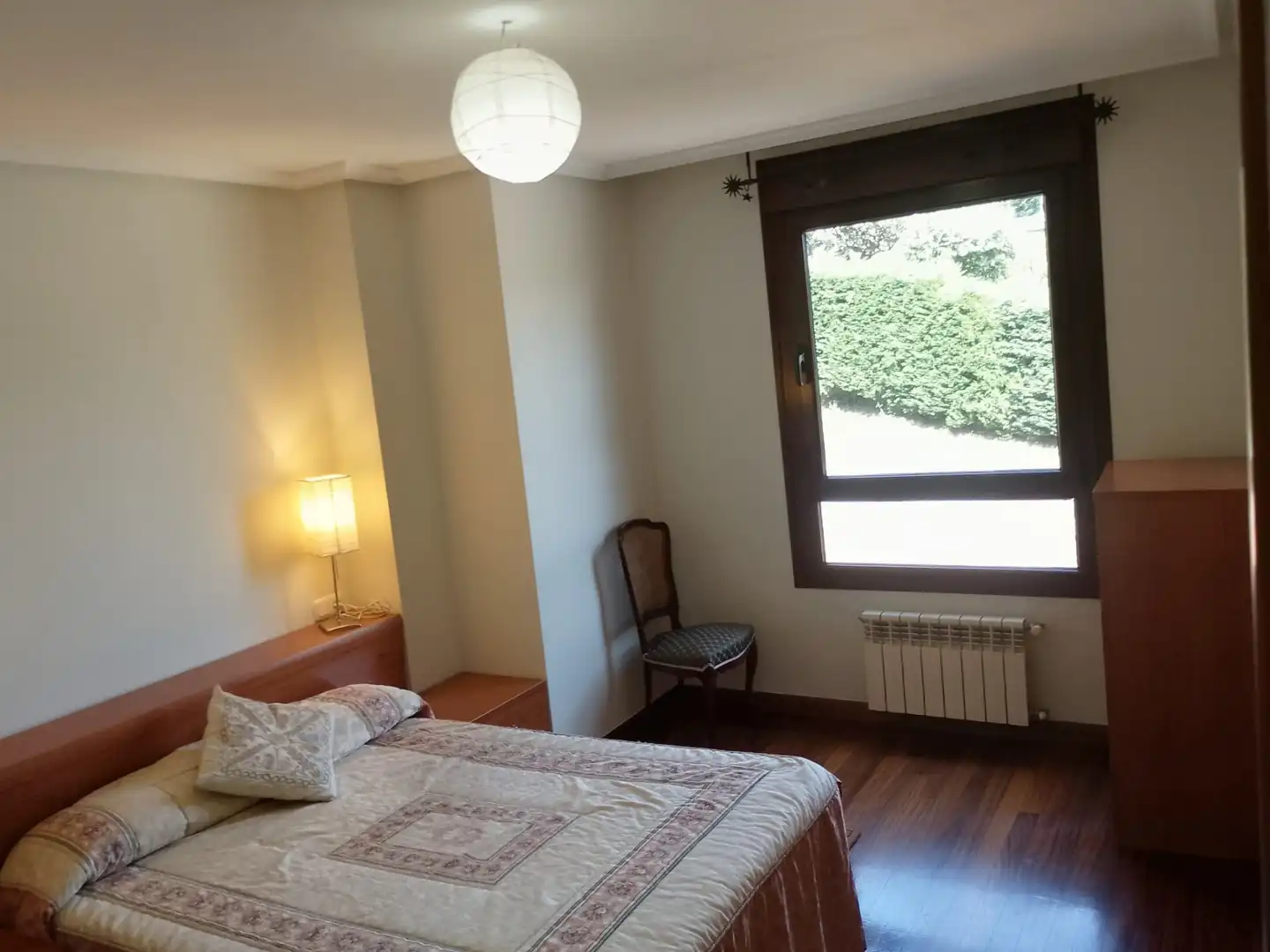 Dormitori de Pis de lloguer en Oviedo  amb Calefacció, Jardí privat i Parquet