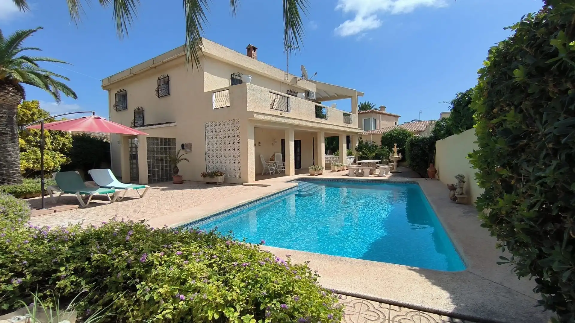Vista exterior de Casa o xalet en venda en L'Alfàs del Pi amb Aire condicionat, Calefacció i Jardí privat