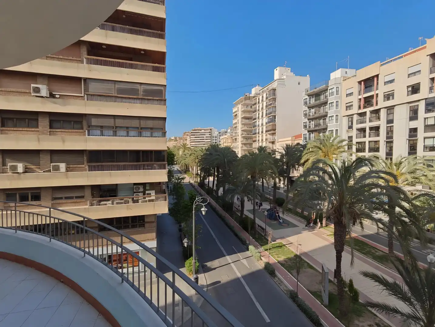 Außenansicht von Wohnung zum Verkauf in Alicante / Alacant mit Parkett, Terrasse und Abstellraum