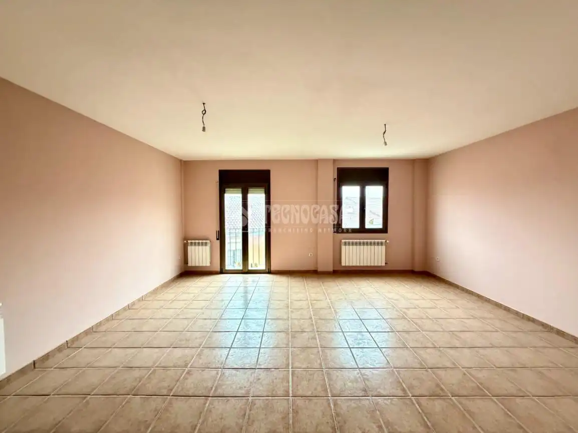 Sala d'estar de Casa adosada en venda en Sigüenza amb Aire condicionat i Calefacció