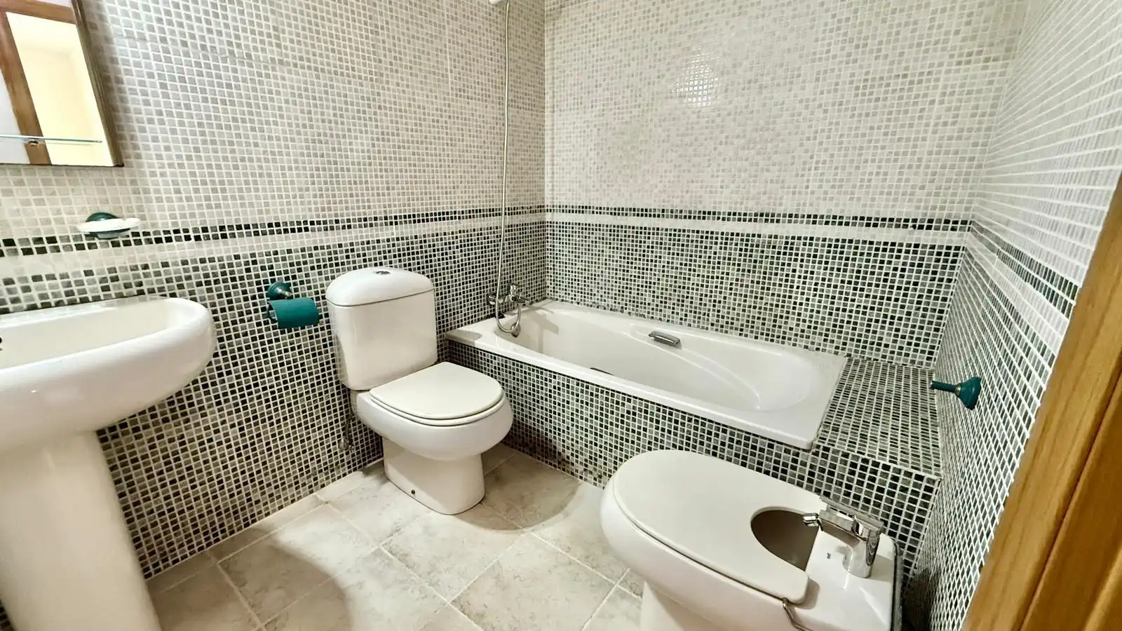 Bathroom of Flat for rent in Zaragoza  with Heating, Terrace and Storage room