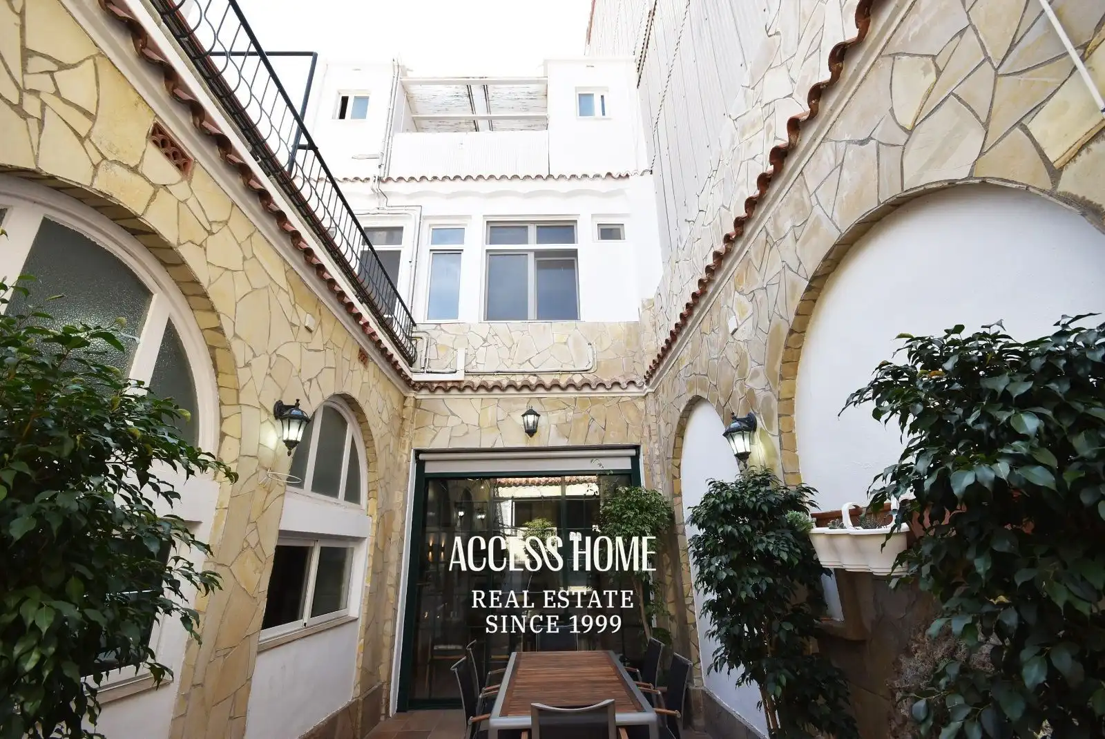 Vista exterior de Casa o xalet en venda en El Masnou amb Calefacció, Terrassa i Moblat