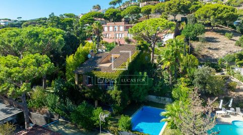 Espaciosa casa con vistas, jardín y piscina en venta en Cabrils