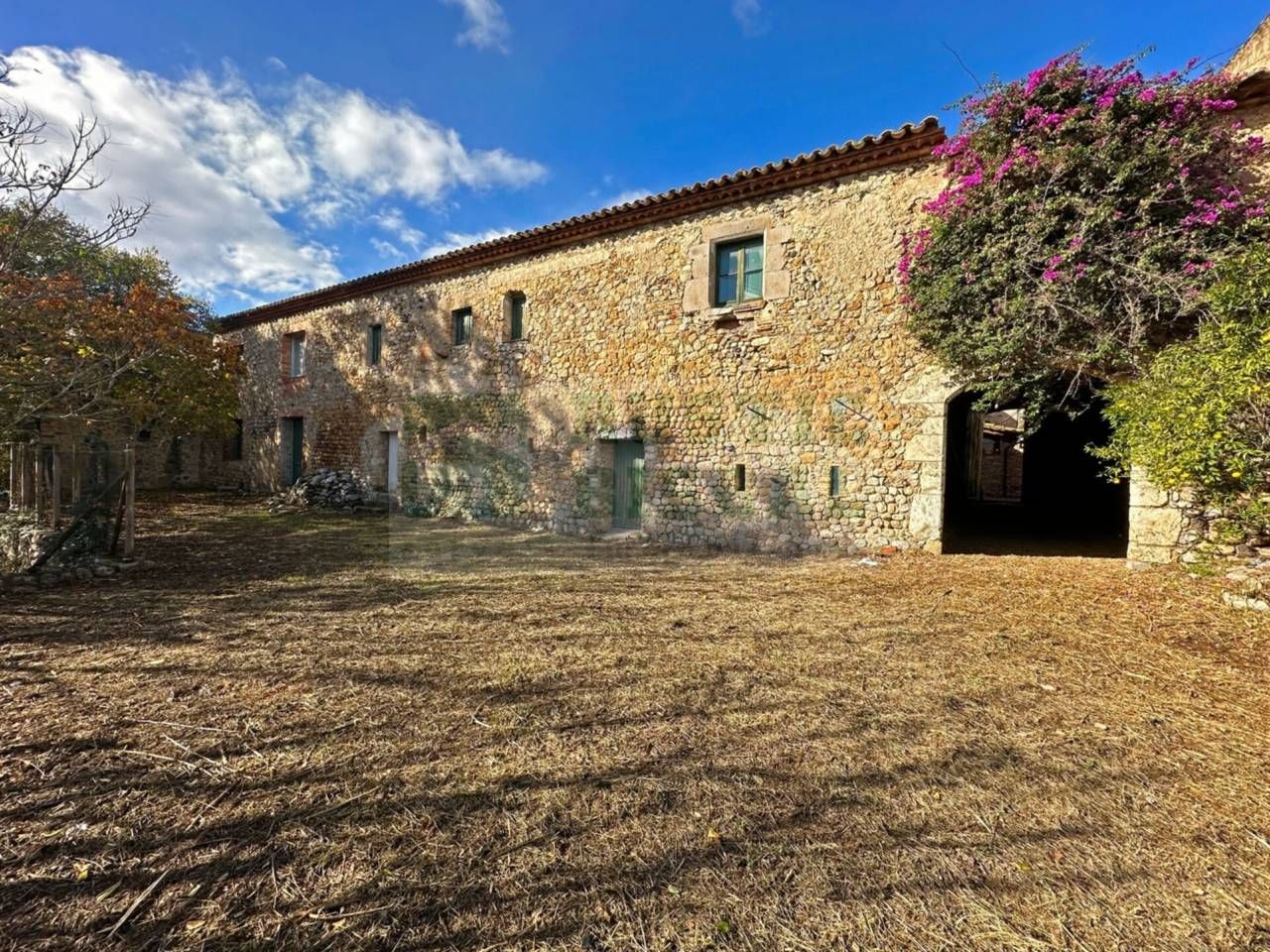 Vista exterior de Finca rústica en venda en Bàscara amb Jardí privat