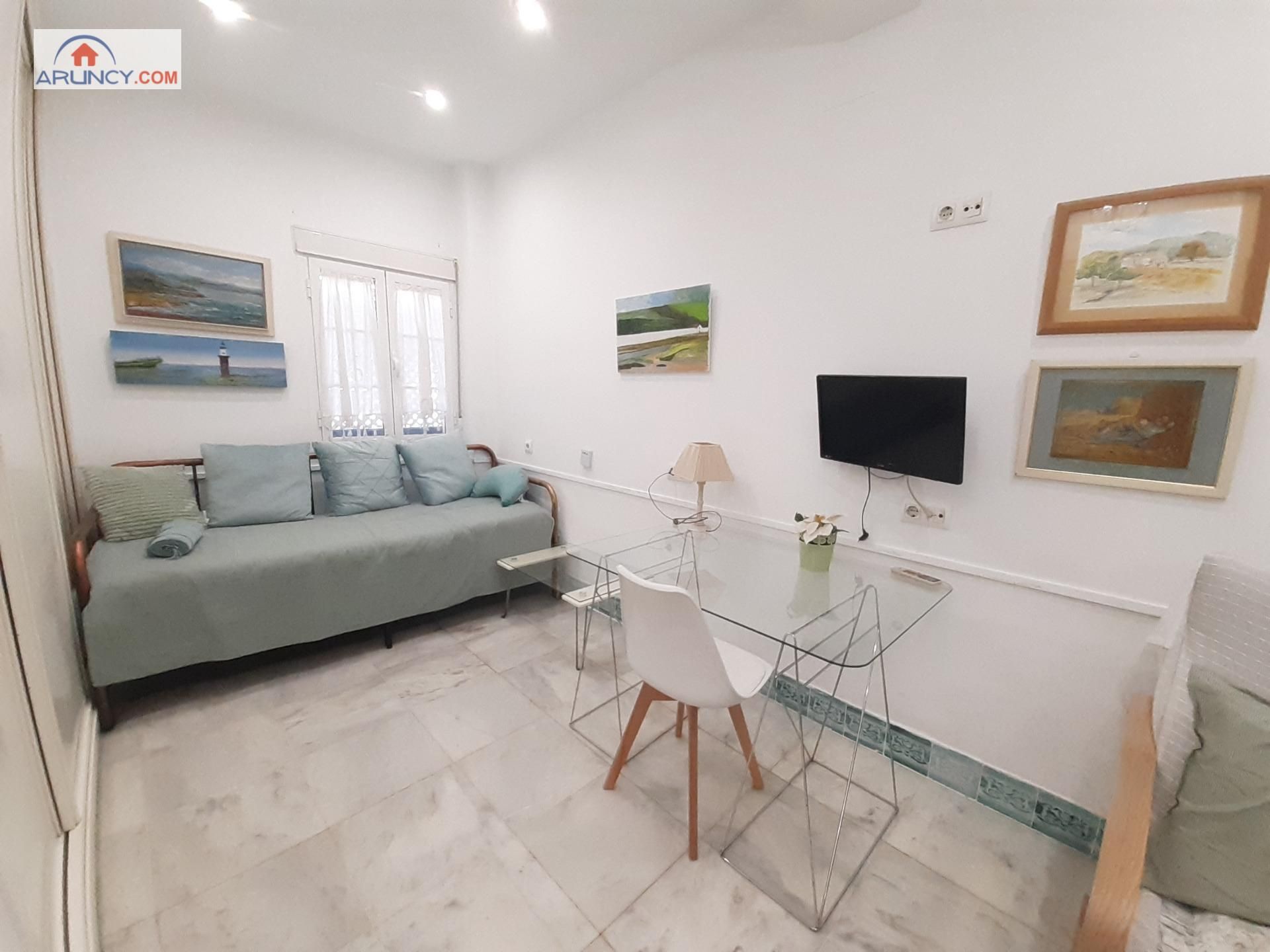 Living room of Study to rent in  Sevilla Capital  with Air Conditioner, Heating and Parquet flooring