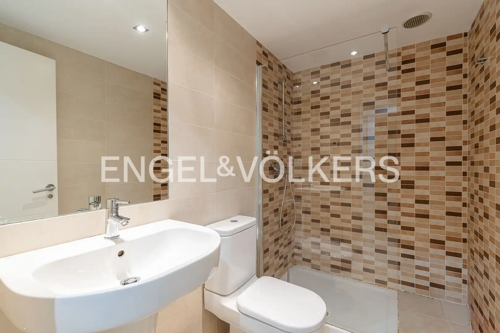 Baño de Casa adosada en venta en Pozuelo de Alarcón con Aire acondicionado, Calefacción y Jardín privado