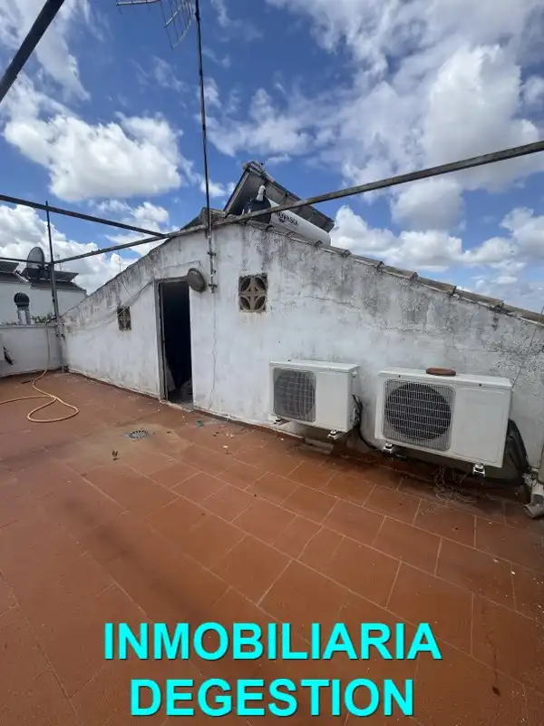 Vista exterior de Casa adosada en venda en Linares amb Aire condicionat, Calefacció i Jardí privat