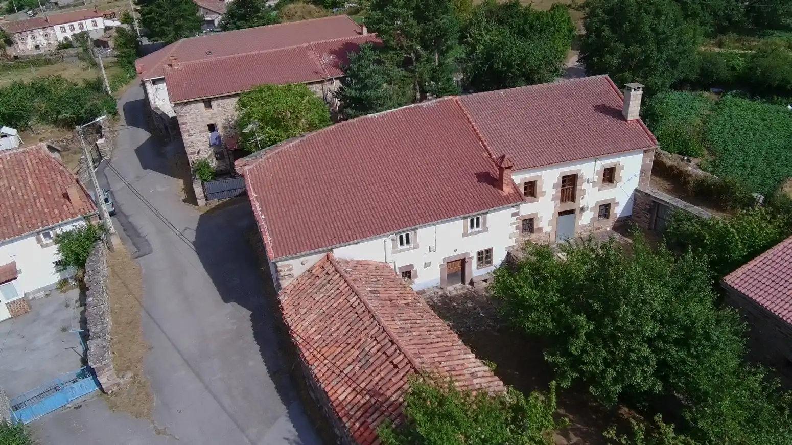 Vista exterior de Casa adosada en venda en Valdeolea amb Jardí privat